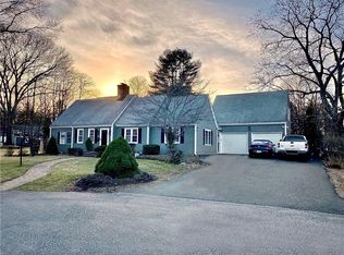 2 Clover Ln, Barrington, RI 02806