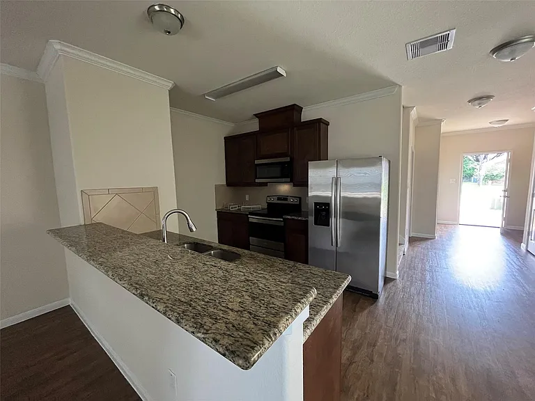 604 Rosewood St — Photo 3