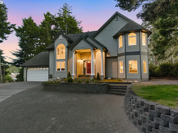 930 Lake Ct, Coos Bay, OR 97420