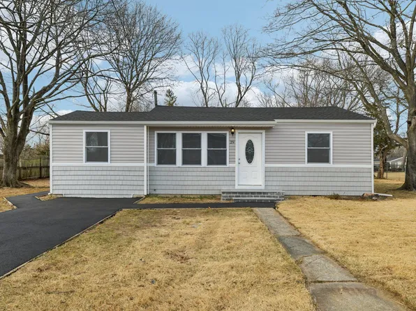 29 20th Avenue, Bay Shore, NY 11706