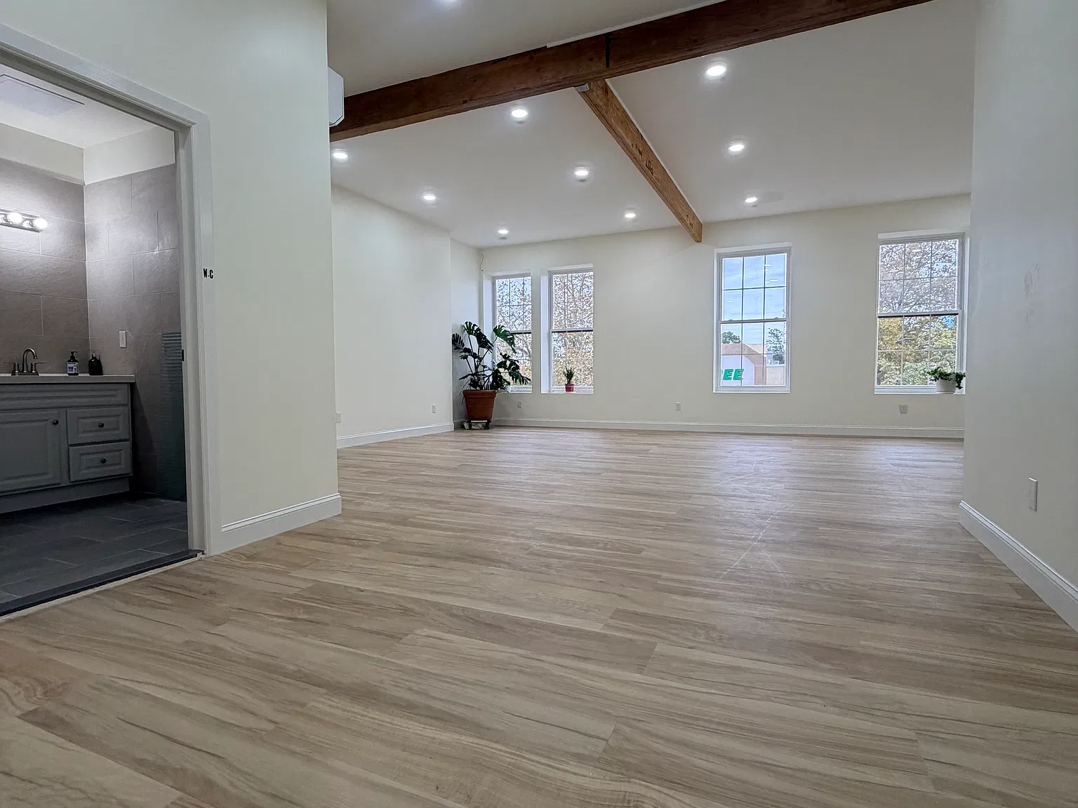 Studio, 9025 sqft, $1,250 — Photo 4