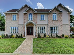 2 Devonshire Dr, New Hyde Park, NY 11040