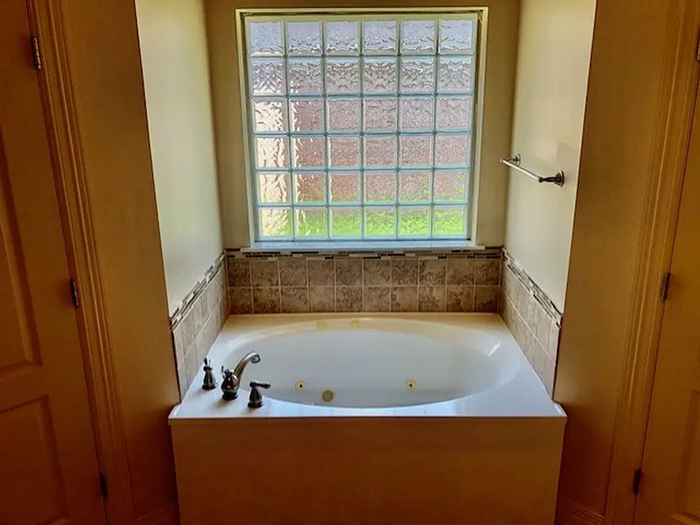 310 Montrose Pl — Photo 11