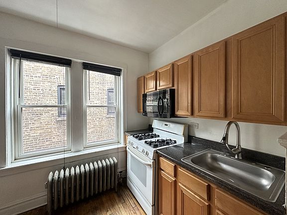 3rd image of 3904 W Argyle St #C4