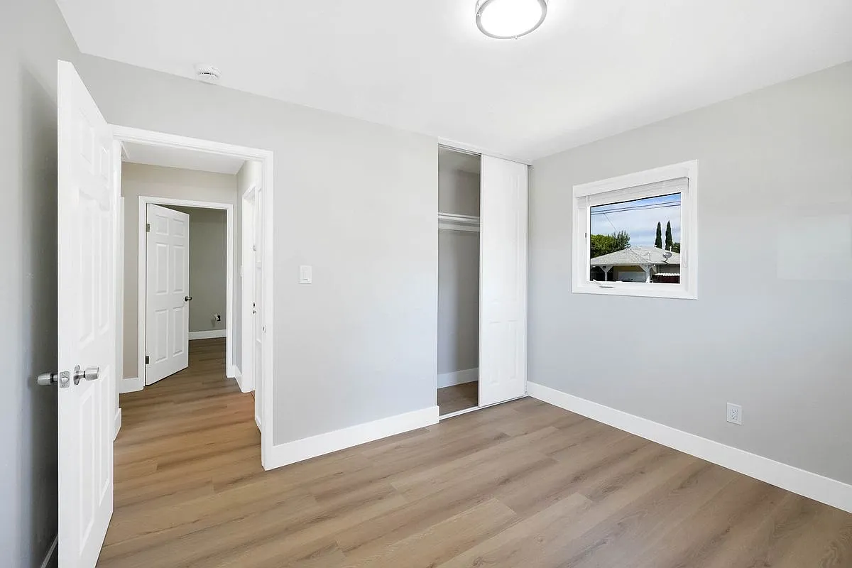 3 bed, 1.0 bath, 951 sqft, $3,800 — Photo 3