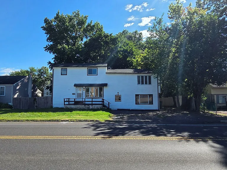 1019 Green Ln — Photo 2