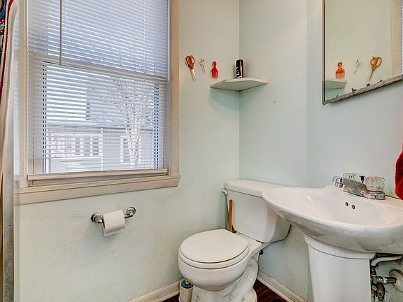 5th image of 810 E Washington Ave
