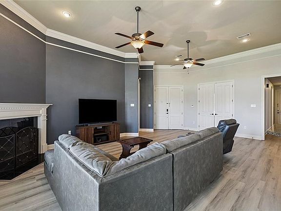 4th image of 612 Lakeshore Village Dr
