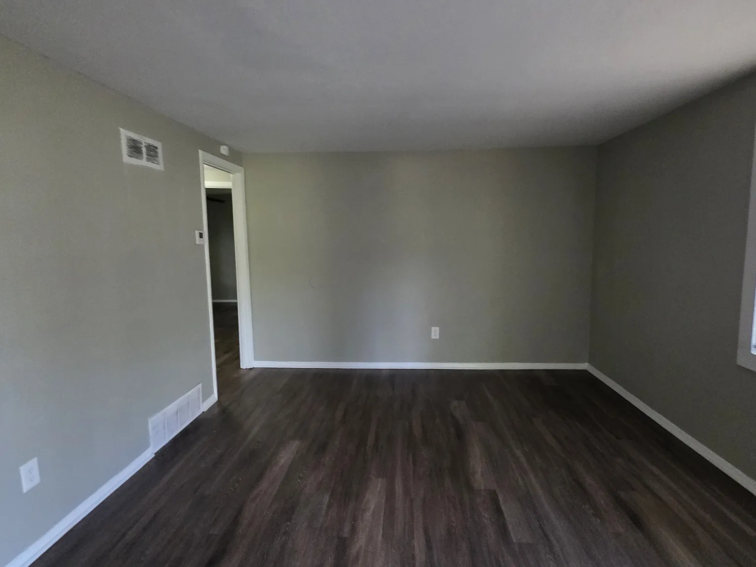 Beautiful 3-Bedroom, 1-Bathroom Home — Photo 4