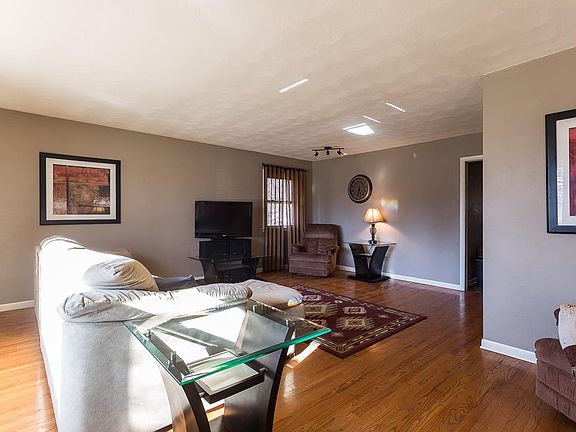 3rd image of 3814 Pleasant Valley Blvd