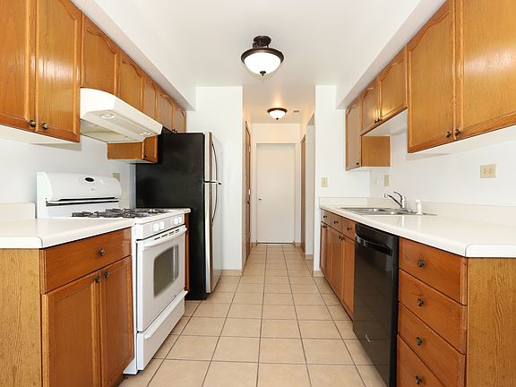 2nd image of 1148 Greenwood Cir #1148