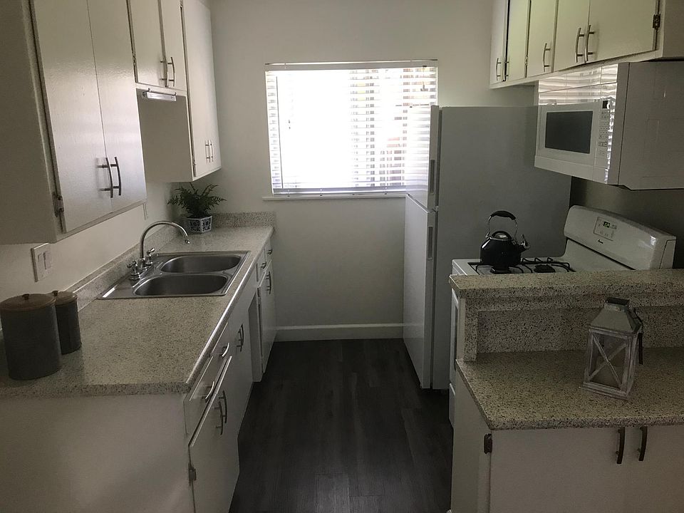 1st image of 109 N Fairway Ln #1