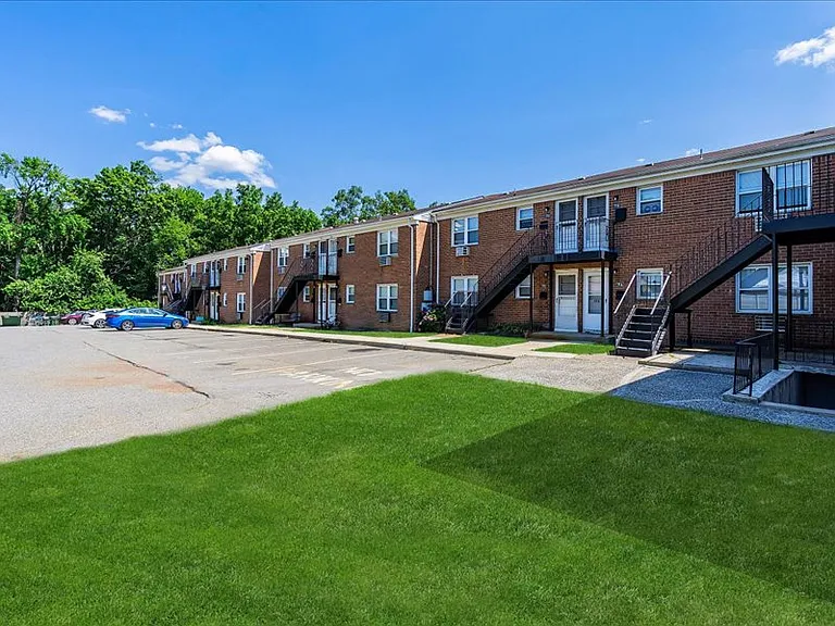 Sherwood Court Apartments — Photo 19