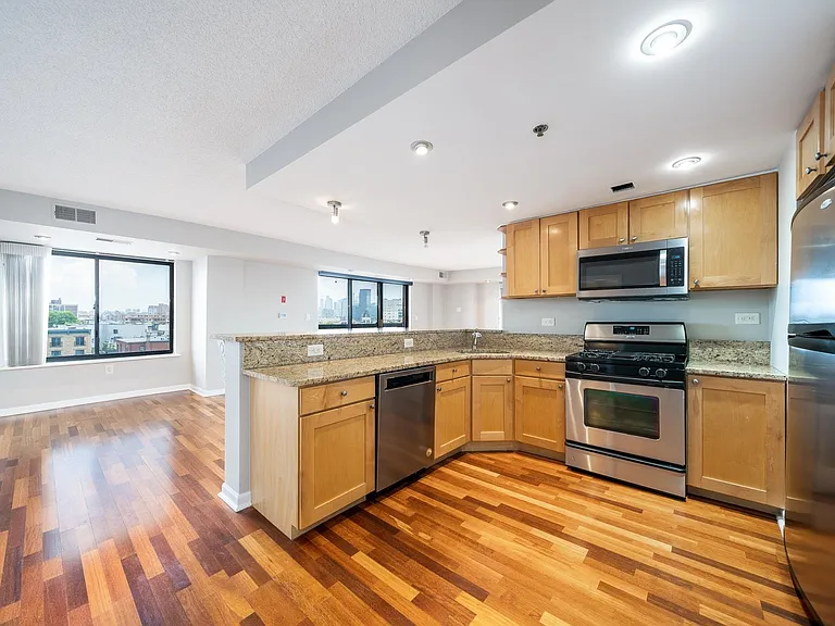 700 1st St #8H — Photo 2