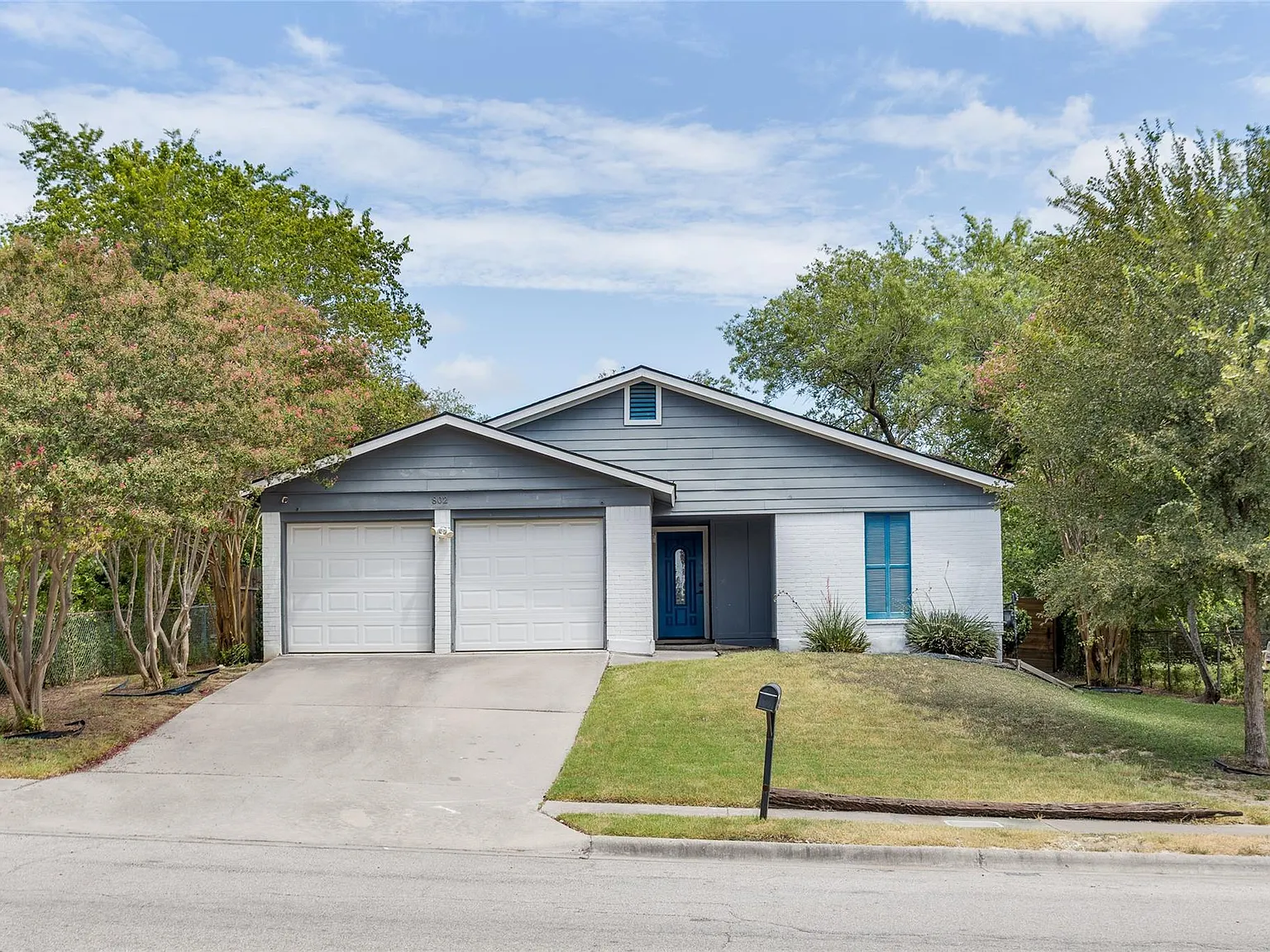 4 bed, 2.0 bath, 1303 sqft, $2,700 — Photo 1
