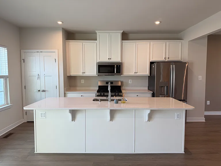 927 Ericcson Ln — Photo 3