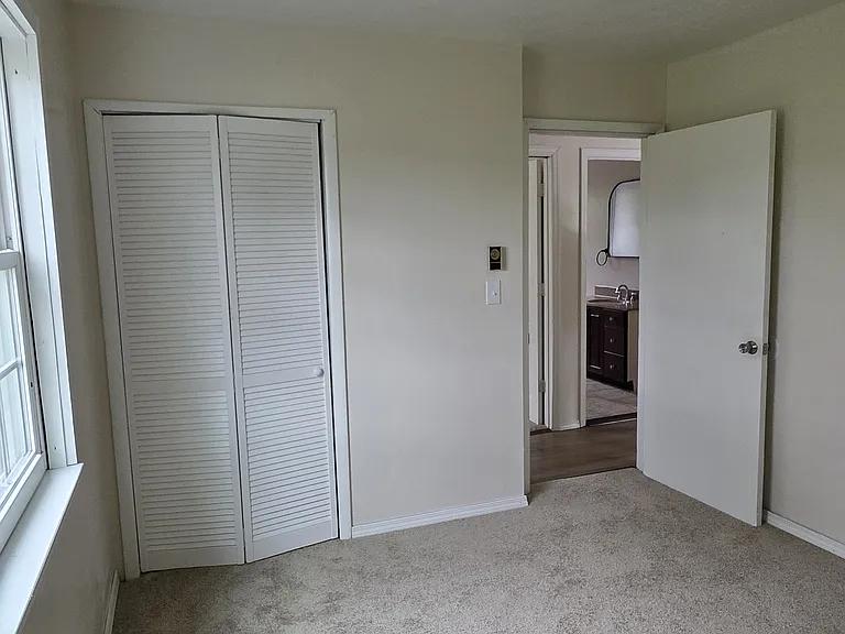 555 1/2 Canterbury Dr — Photo 22