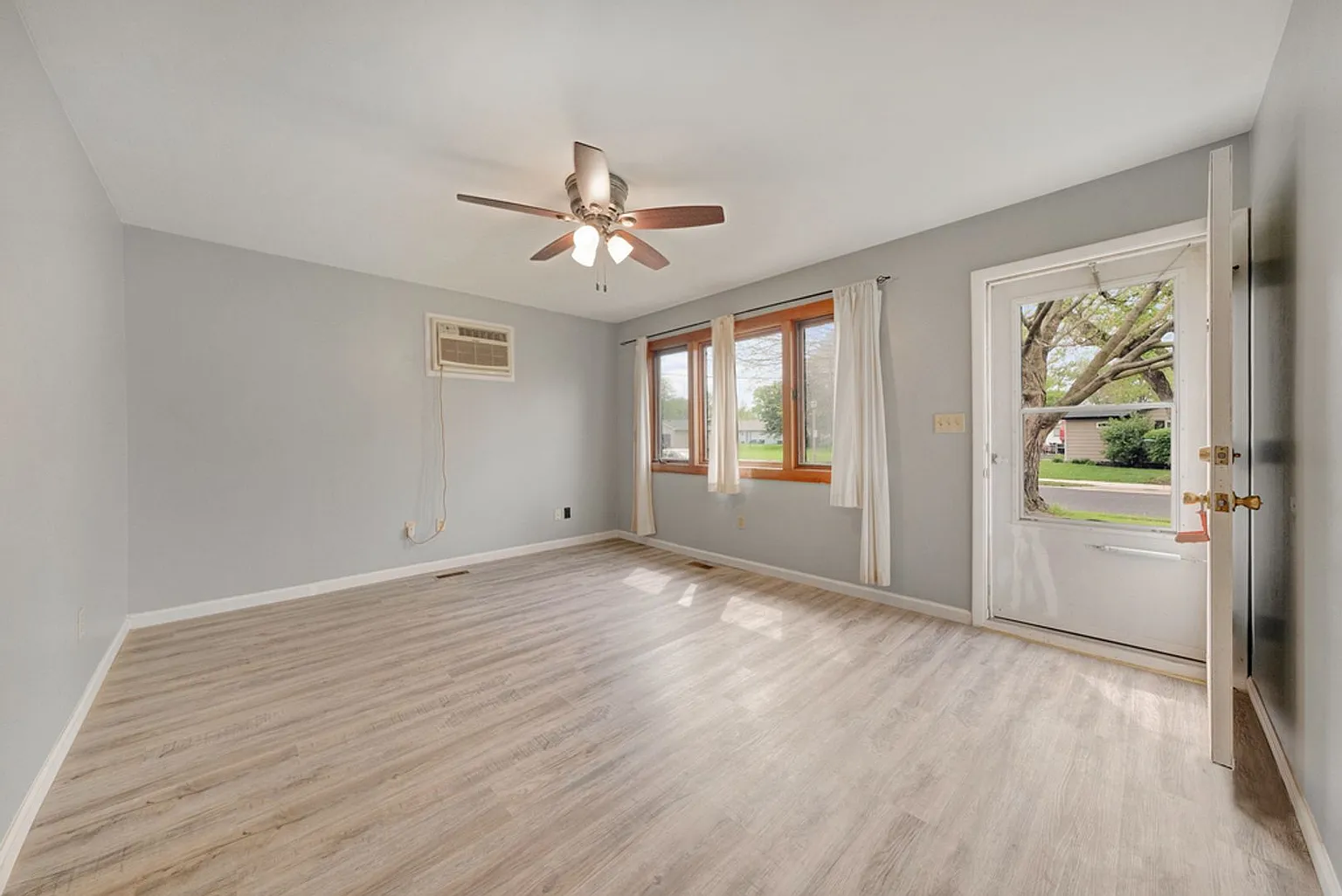 1204 N Mathews Ave photo 1