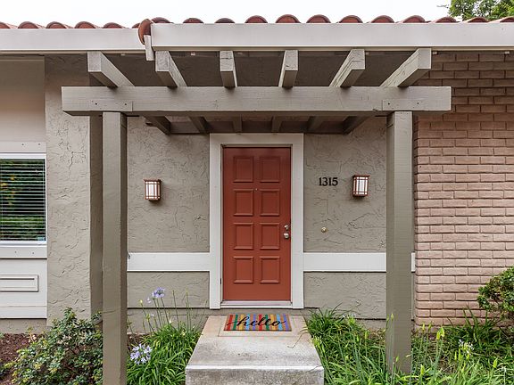 4th image of 1315 Bottle Brush Ln