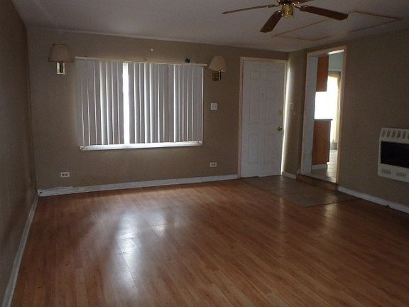 3rd image of 8836 S Francisco Ave