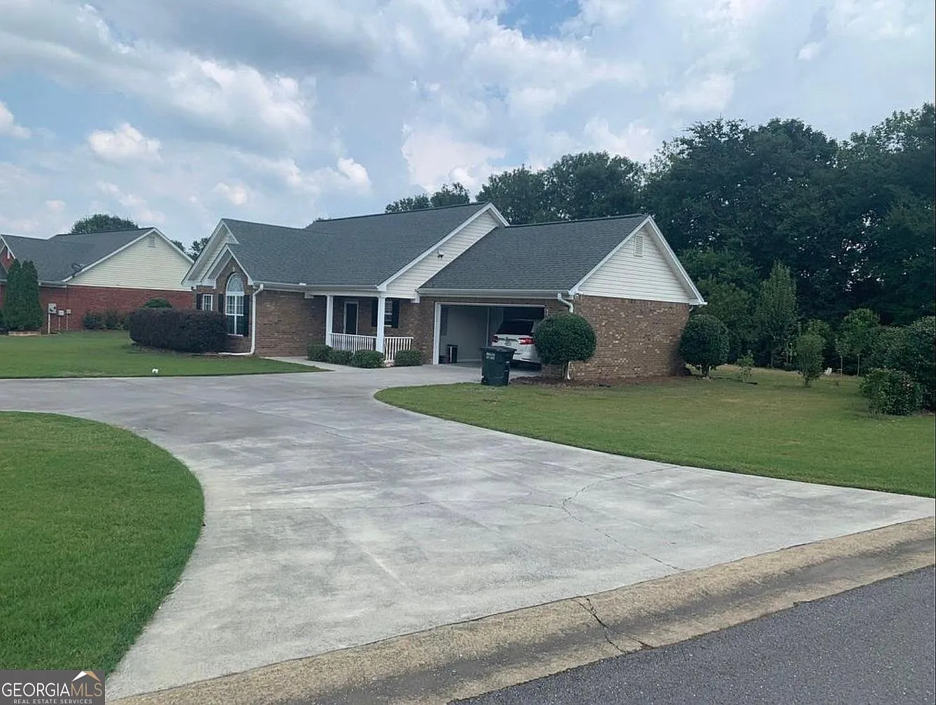3 bed, 2.0 bath, 1352 sqft, $1,995 — Photo 2