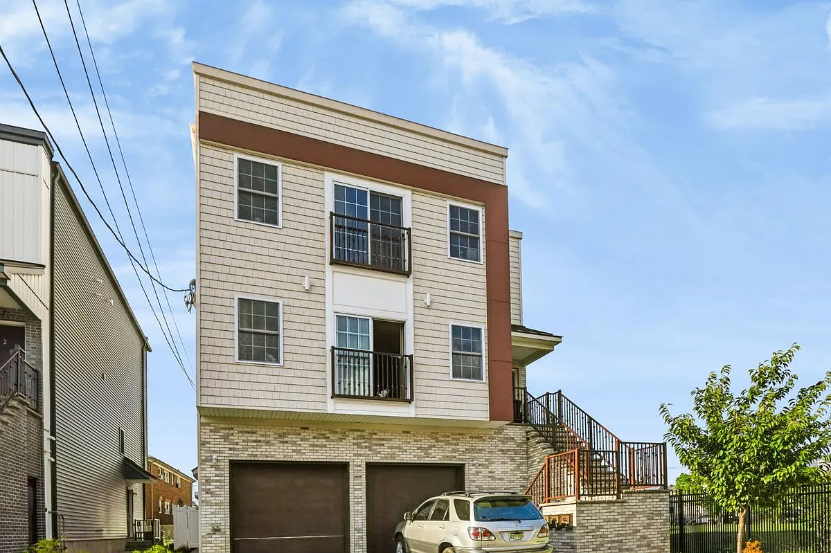 3 bed, 2.0 bath, 1950 sqft, $3,300 — Photo 1