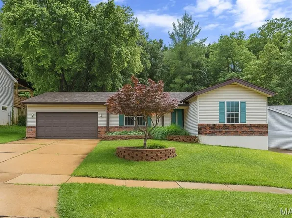 1249 Green Knoll Dr, Fenton, MO 63026