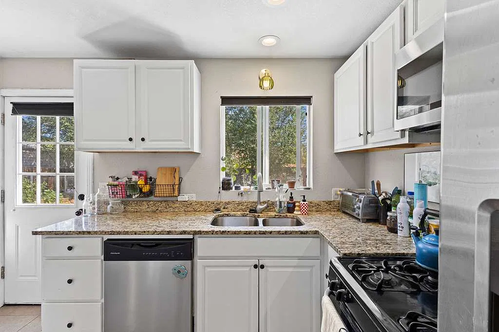 3 bed, 936 sqft, $2,625 — Photo 4