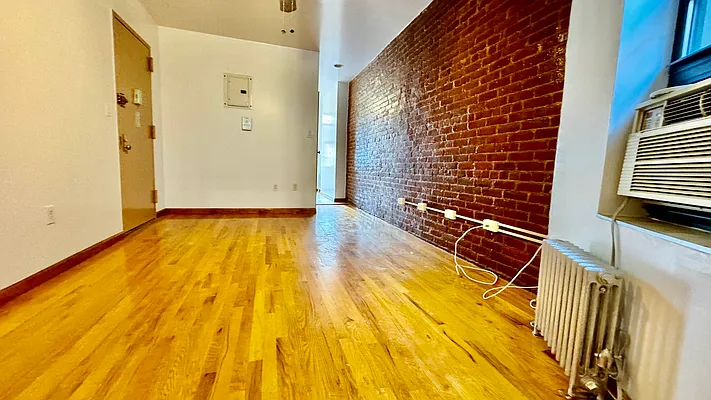 Rented by HOLTON REAL ESTATE INC. | media 9