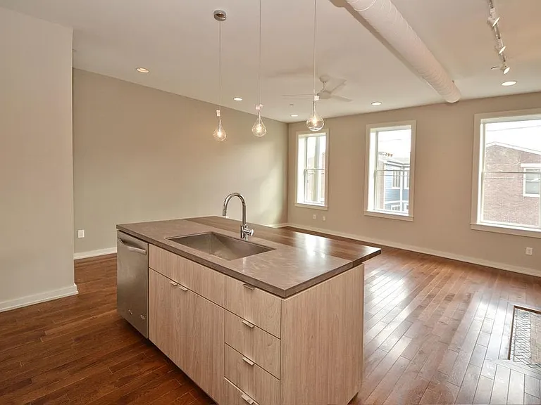 122 W 15th St #222 — Photo 9