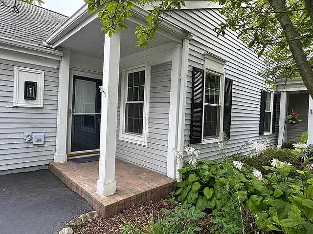 1095 Devonshire Ave