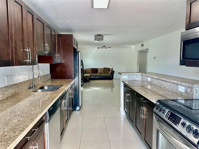 1540 SW 5th Pl #4 — Photo 16