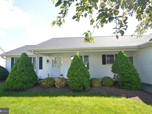 40 Garden Dr, Berkeley Springs, WV 25411