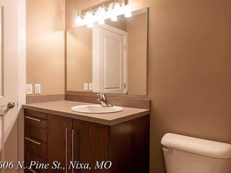 1606 N Pine St — Photo 12