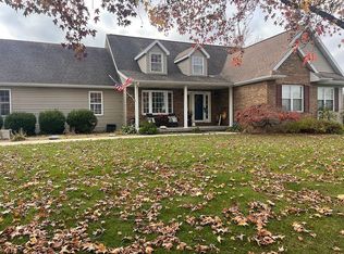 967 Kinmundy Rd, Louisville, IL 62858