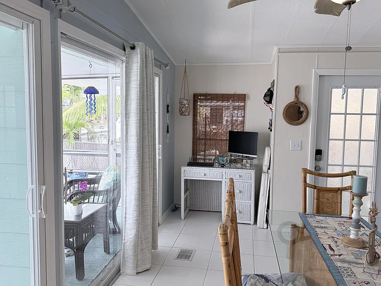 225 W 2nd Ct — Photo 3