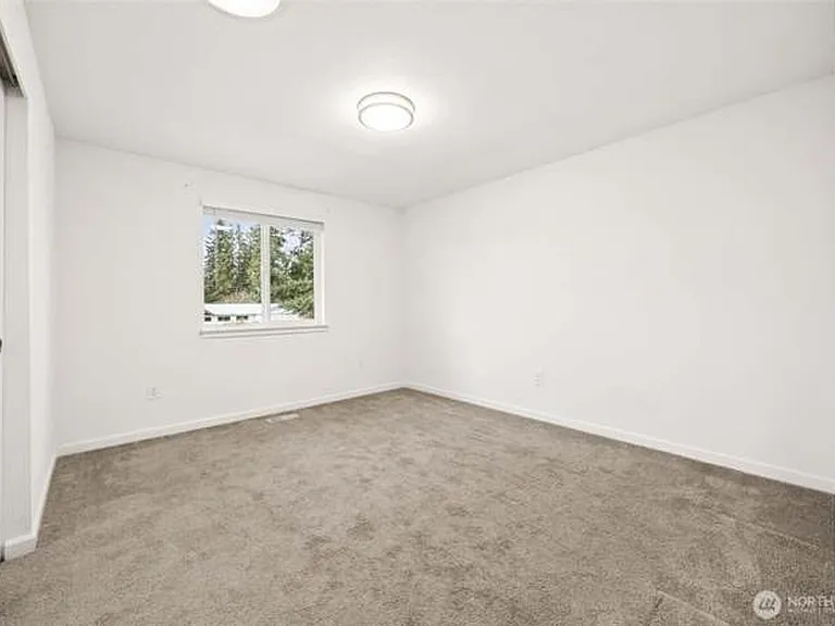 3810 180th St E — Photo 11