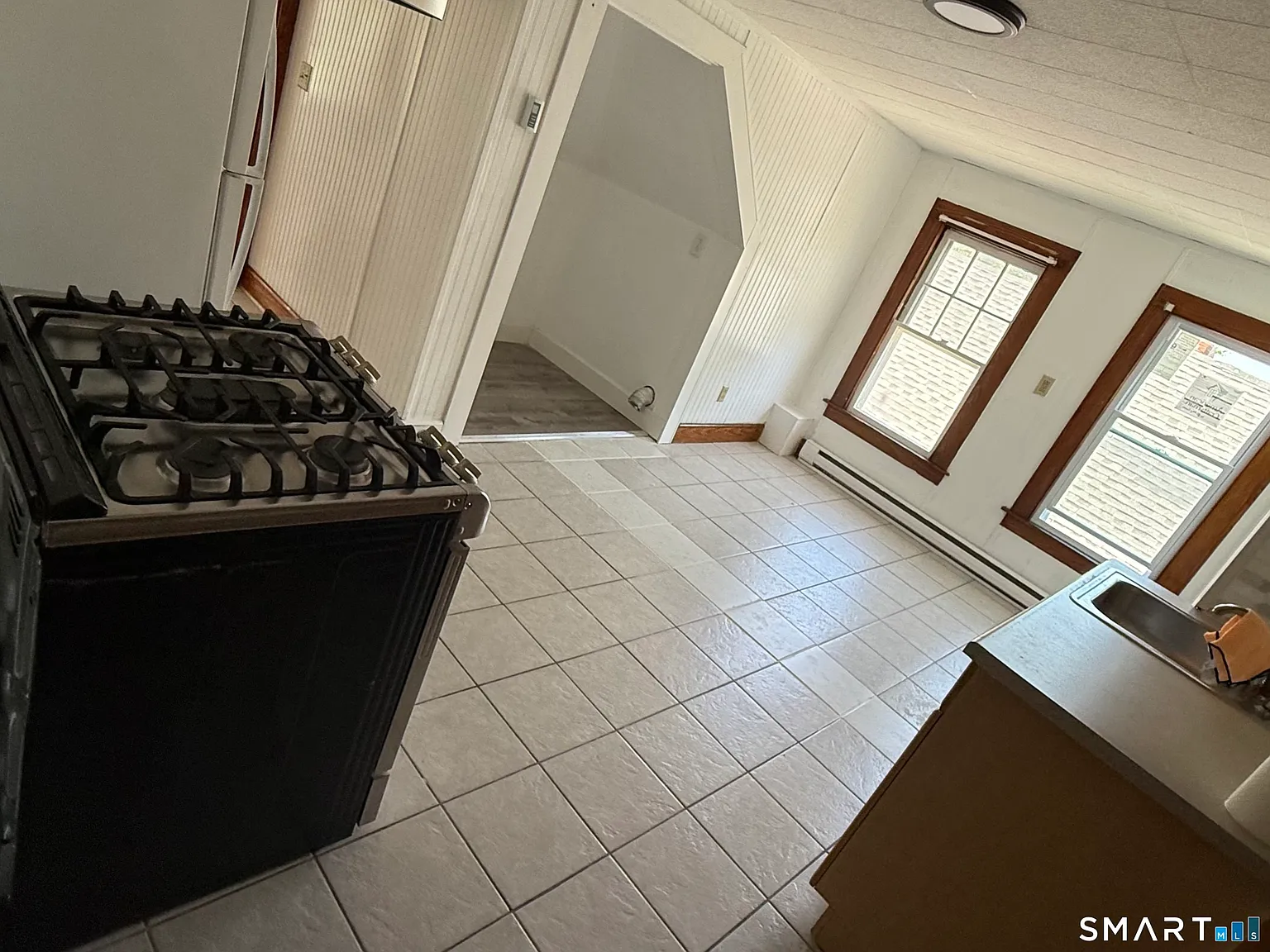 3 bed, 1.0 bath, 1290 sqft, $2,245 — Photo 3