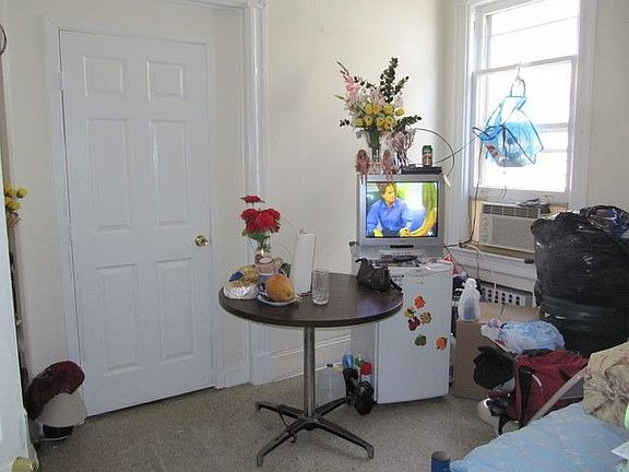 4th image of 38 Oak St