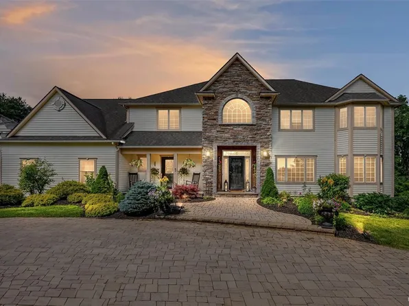 4281 Fraser Fir Dr, Manlius, NY 13104