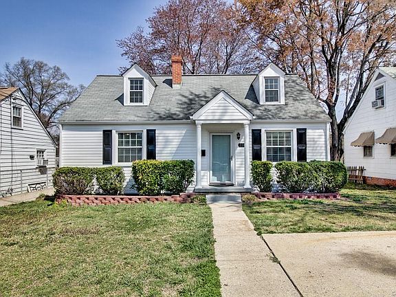 2nd image of 2306 Oakwood Ln