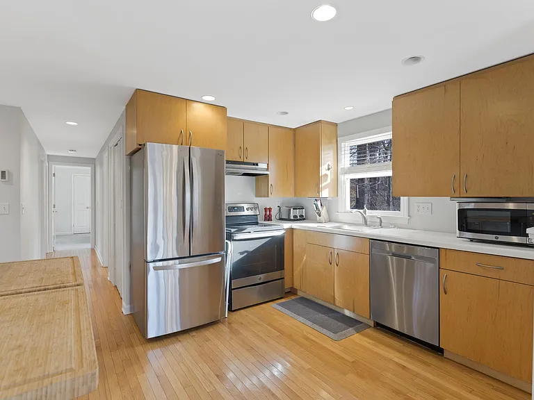 1091 Boston Post Rd — Photo 5
