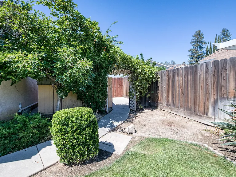 2476 N Berlin Ave — Photo 41