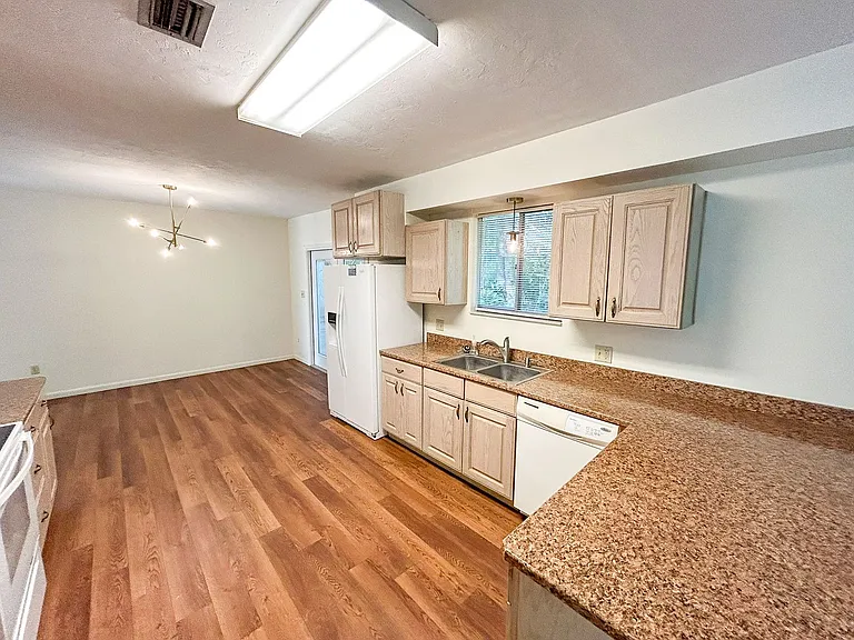 315 NW 28th St — Photo 4