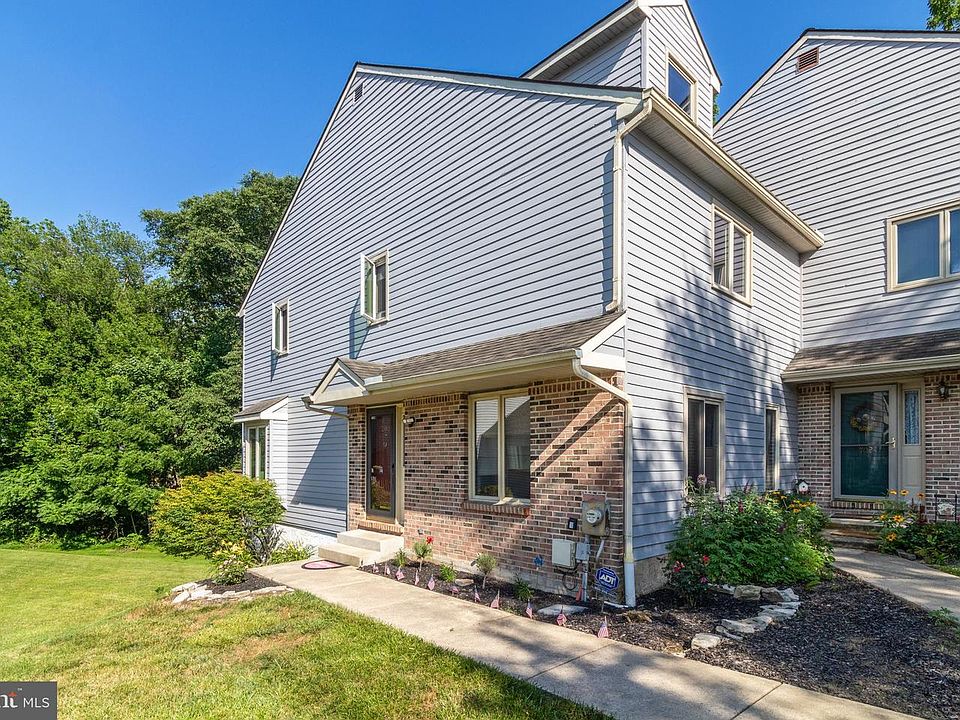 1st image of 701 Pinebrooke Cir