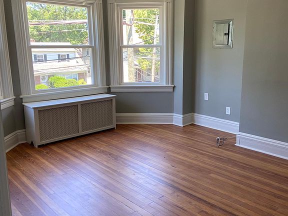 3rd image of 918 Forest Ave