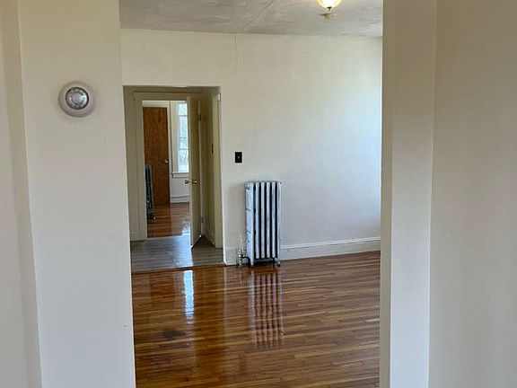 4th image of 827 Hyde Park Ave