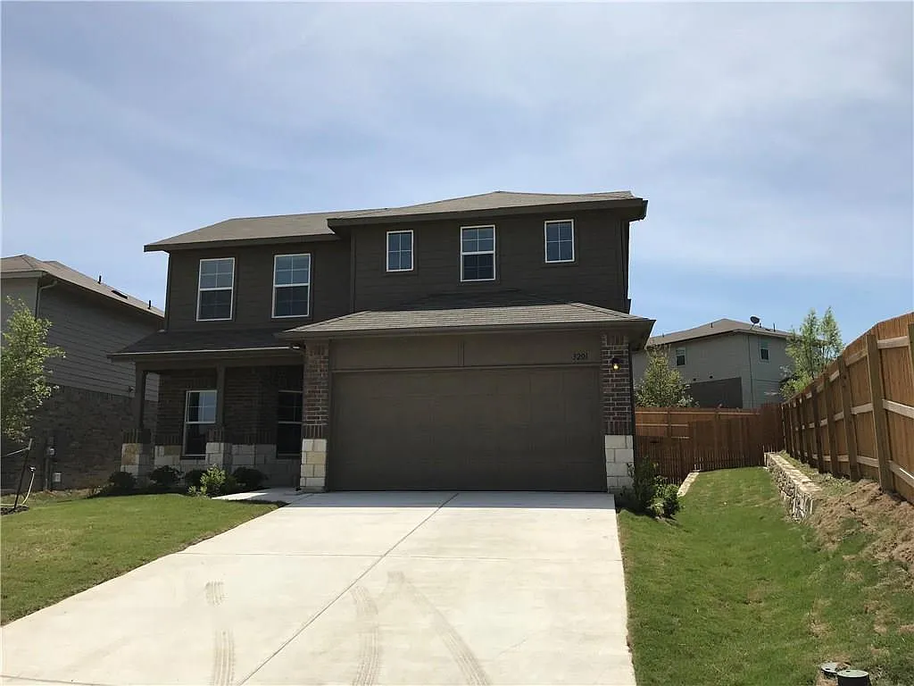 4 bed, 2.5 bath, 2341 sqft, $2,300 — Photo 2
