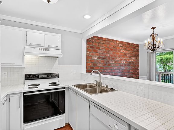 4th image of 7149 SW Sagert St Unit 102