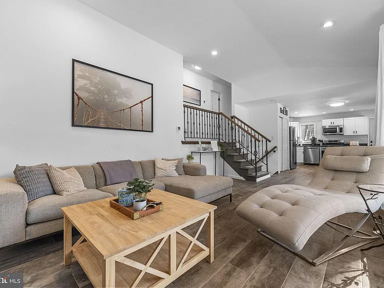 191 Lakeshore Dr — Photo 3